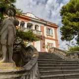 Ai lati dello scalone spiccano due statue: raffigurano Renzo...